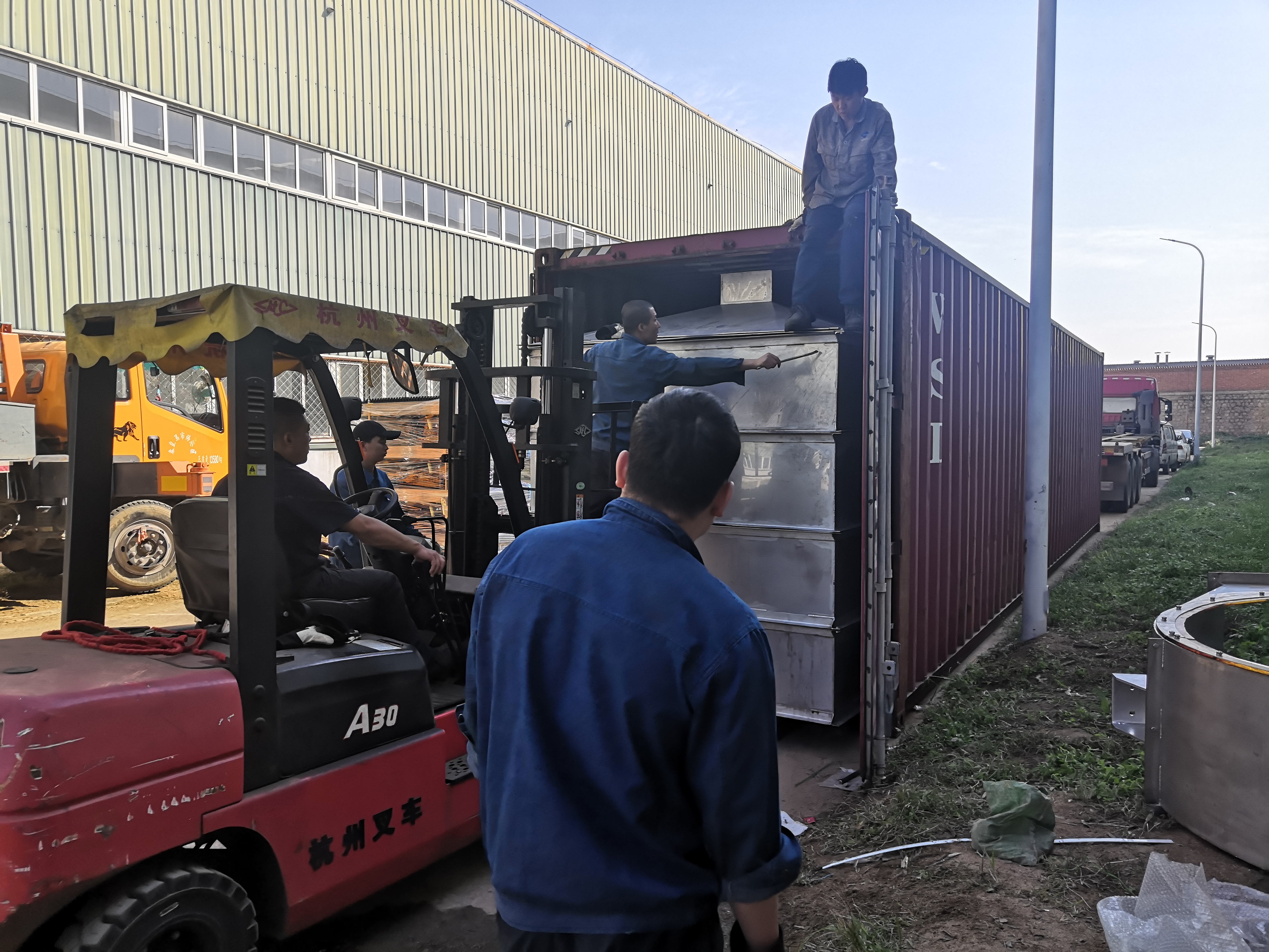 How Containers be Loaded at Factory? 