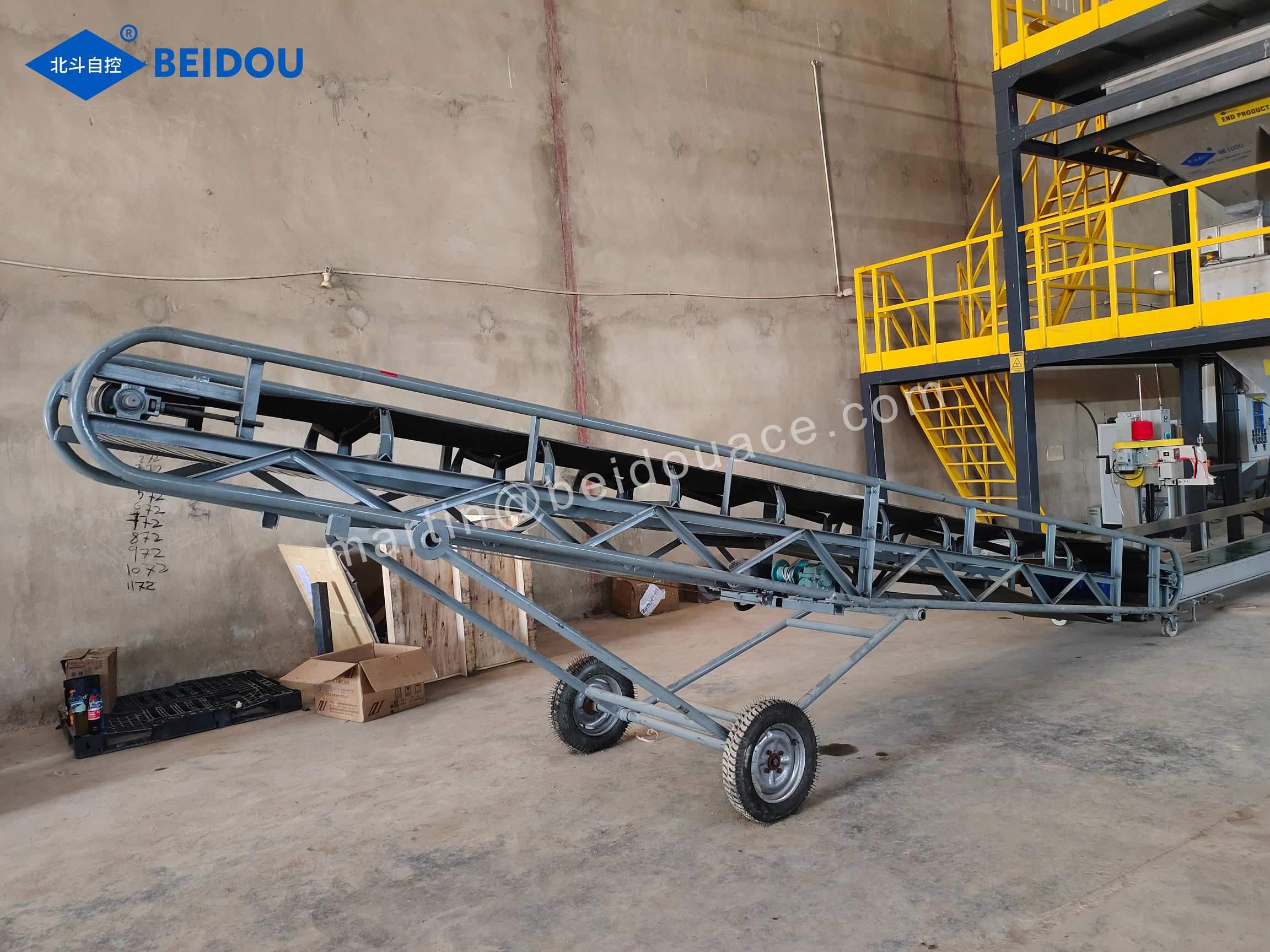Loading belt conveyor