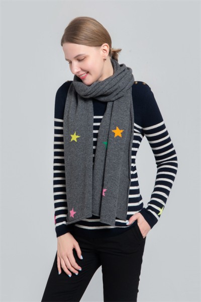 Loose knitting scarf