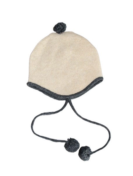 Plain knit hat with string Pompom