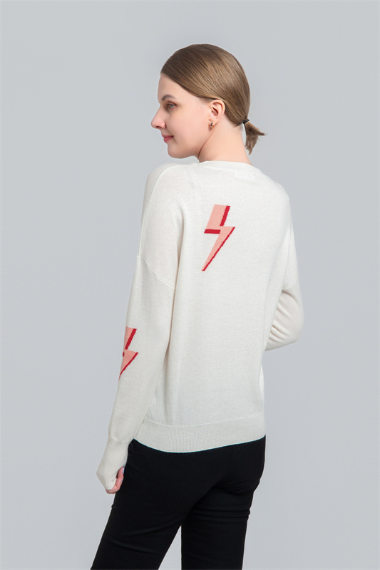 Round neck pullover with intarsia lightning