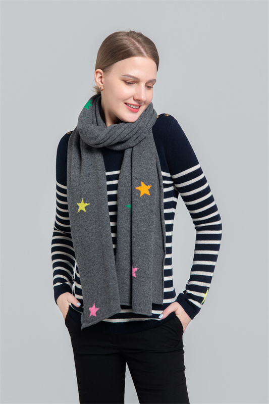 Loose knitting scarf
