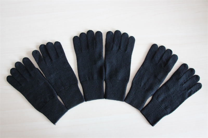 Flat knitted gloves