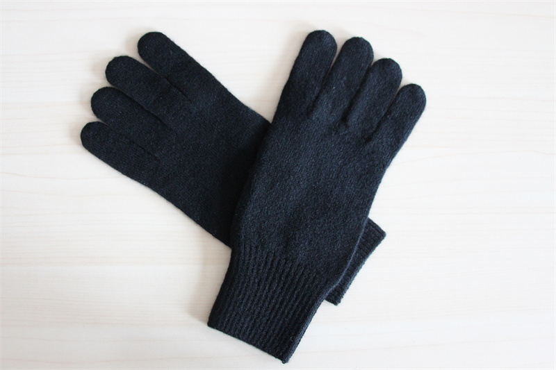 Flat knitted gloves