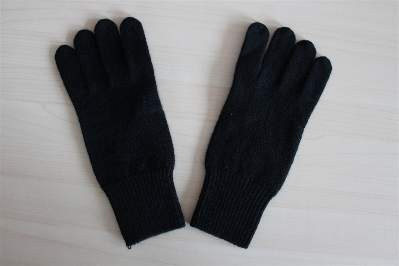 Flat knitted gloves