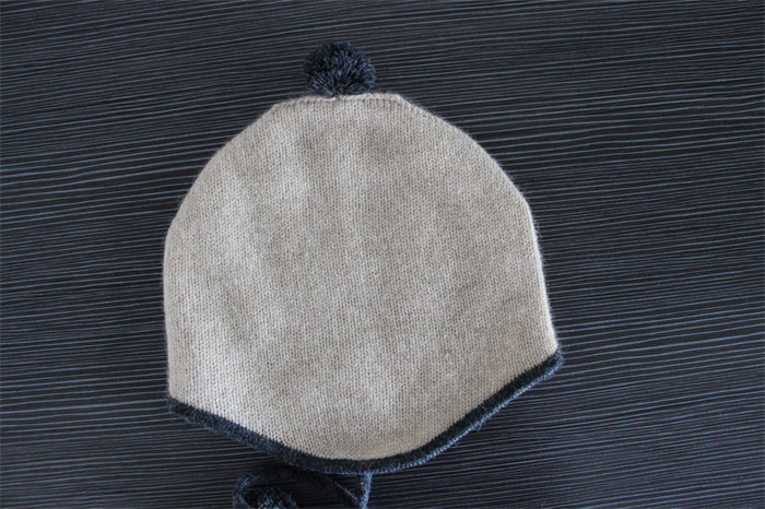 Plain knit hat with string Pompom Plain knit hat with string Pompom