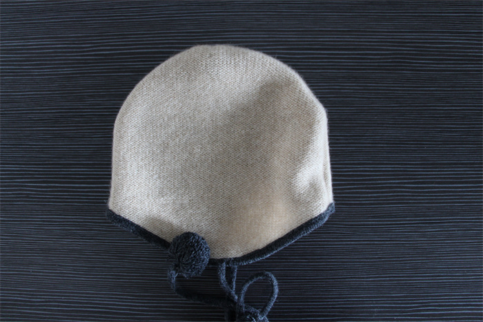 Plain knit hat with string Pompom