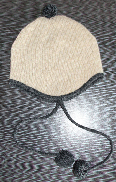 Plain knit hat with string Pompom Plain knit hat with string Pompom