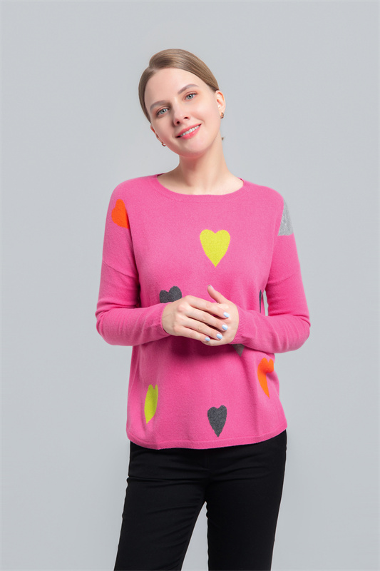 Round neck pullover wiht intarsia hearts